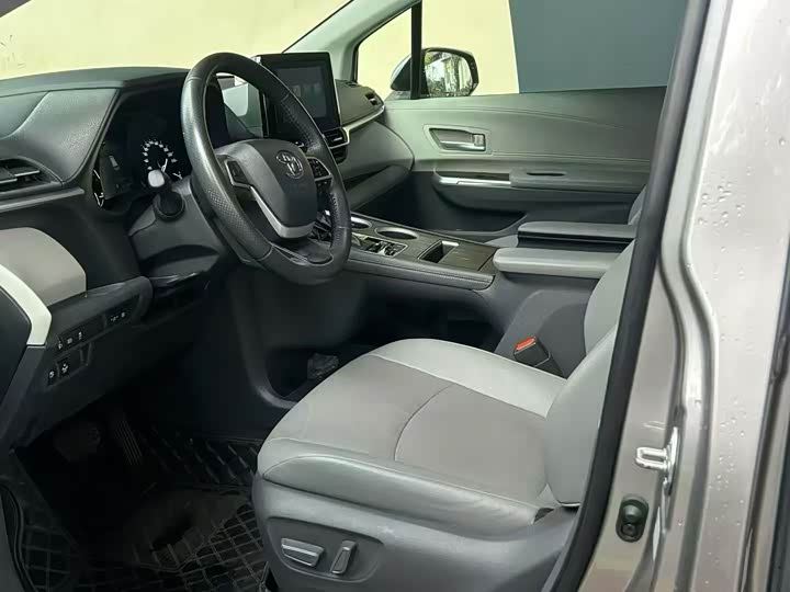 Фото 4 - Toyota Sienna