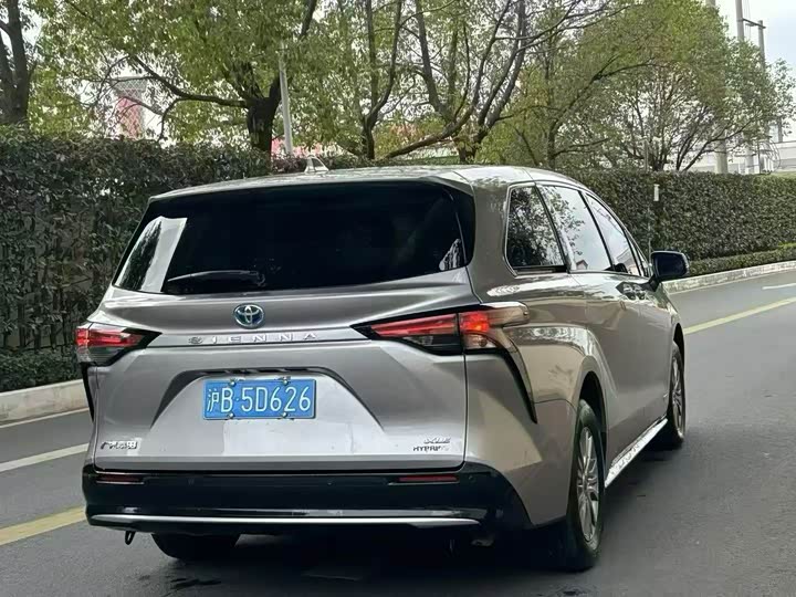 Фото 7 - Toyota Sienna