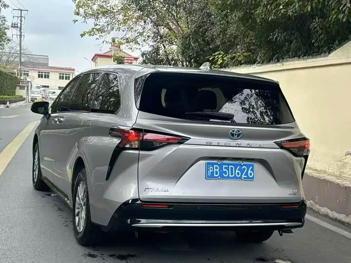 Фото 9 - Toyota Sienna