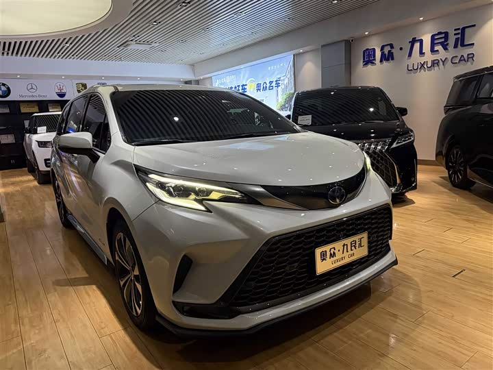 Фото 1 - Toyota Granvia