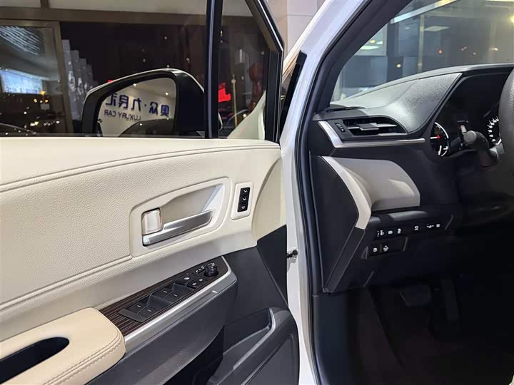 Фото 4 - Toyota Granvia