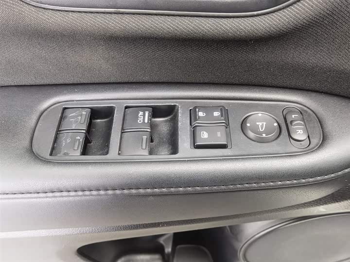 Фото 9 - Honda Vezel