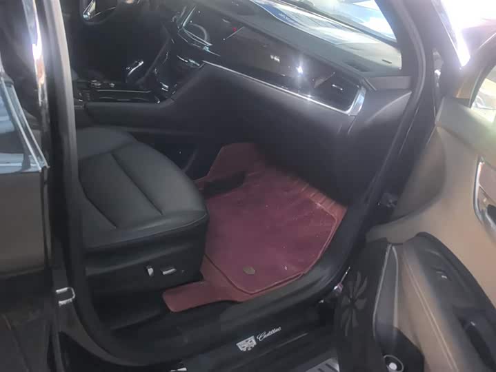 Фото 8 - Cadillac XT6