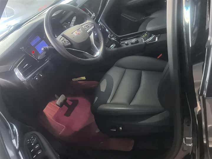 Фото 9 - Cadillac XT6