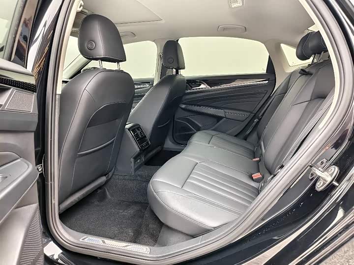 Фото 7 - Volkswagen Passat Hybrid