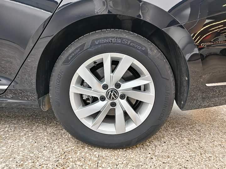 Фото 9 - Volkswagen Passat Hybrid