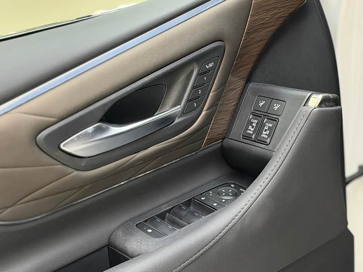 Фото 8 - Toyota Vellfire