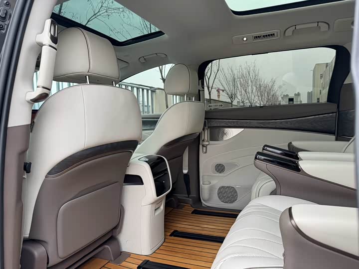 Фото 7 - Denza D9