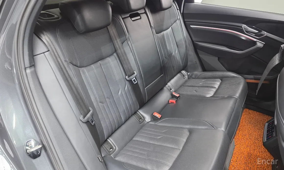 Фото 12 - Audi e-tron