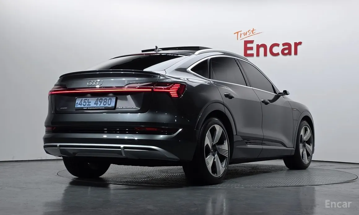 Фото 2 - Audi e-tron