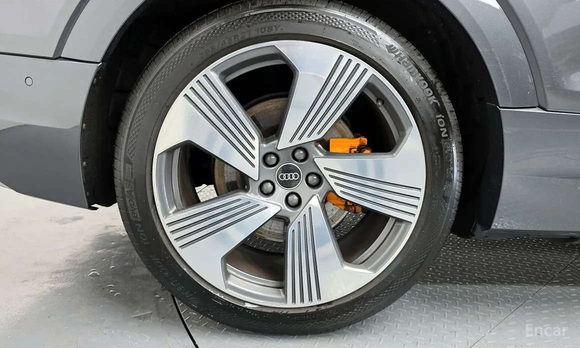 Фото 5 - Audi e-tron