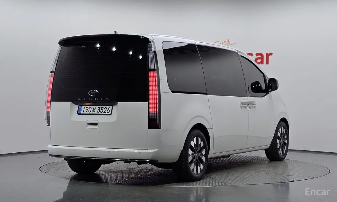 Фото 2 - Hyundai Staria