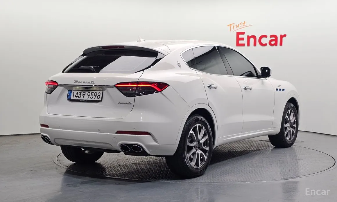 Фото 2 - Maserati Levante