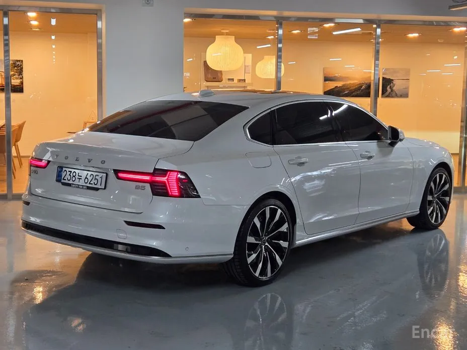 Фото 2 - Volvo S90