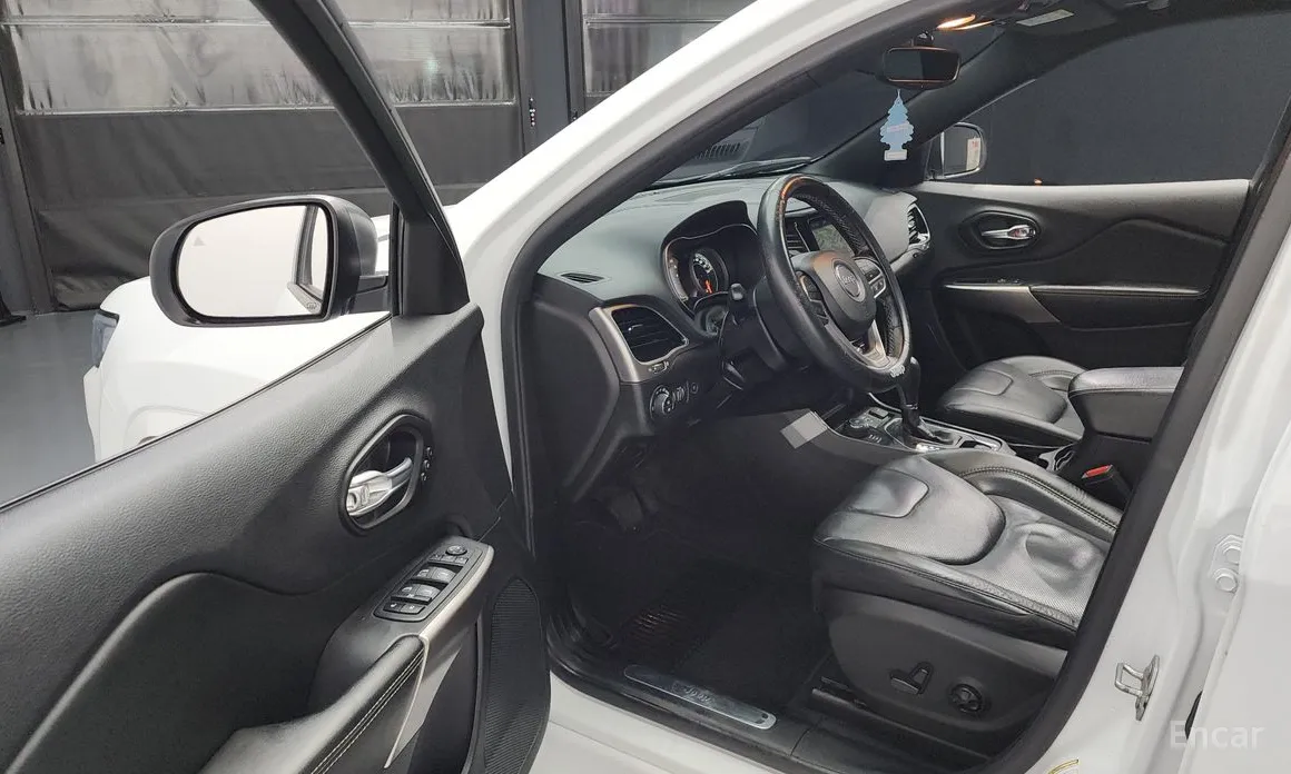 Фото 10 - Jeep Cherokee