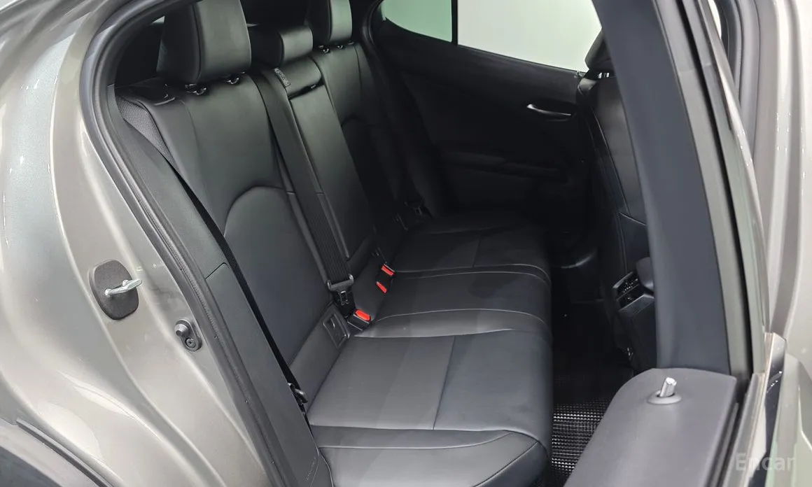 Фото 12 - Lexus UX