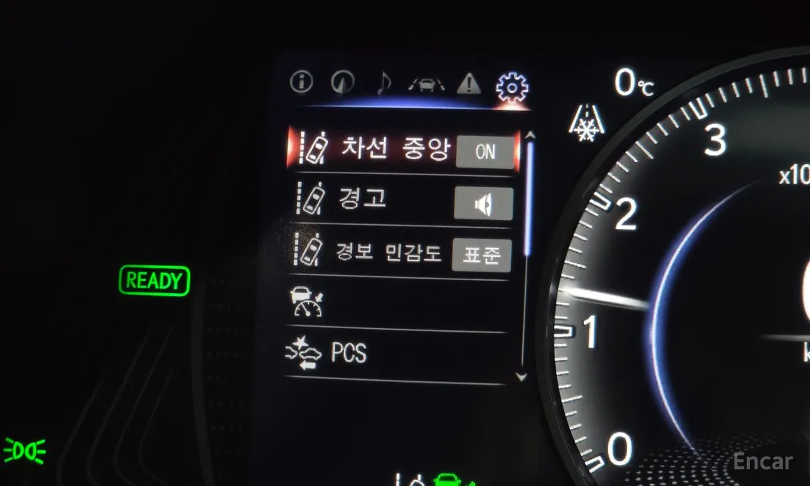 Фото 16 - Lexus UX