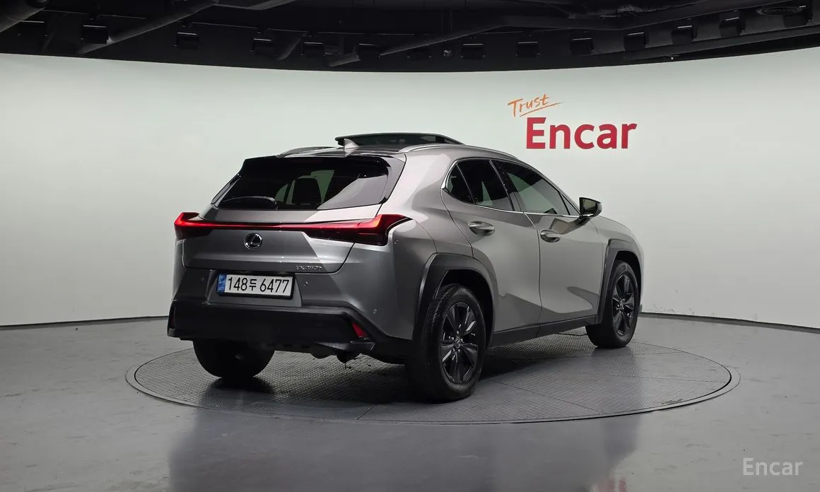 Фото 2 - Lexus UX