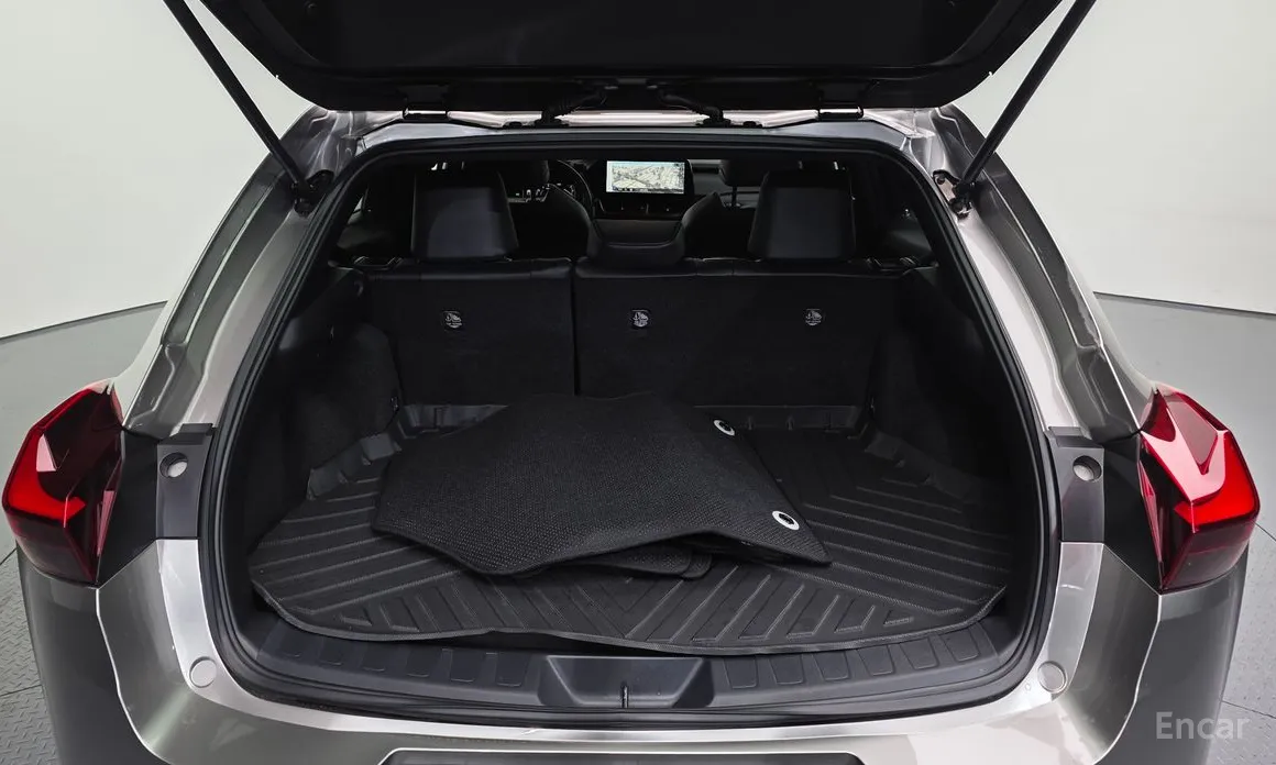 Фото 20 - Lexus UX