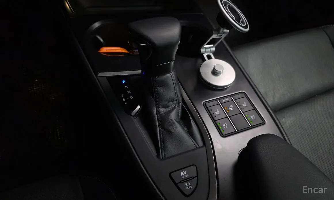 Фото 9 - Lexus UX