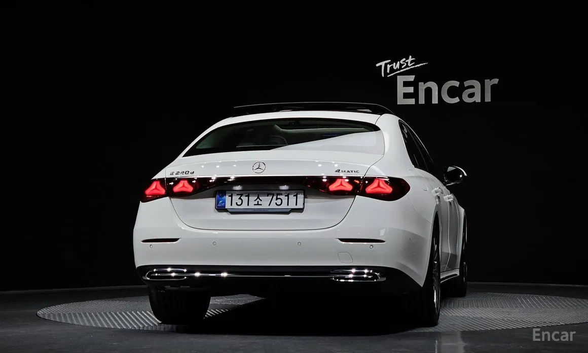 Фото 4 - Mercedes-Benz E-Class