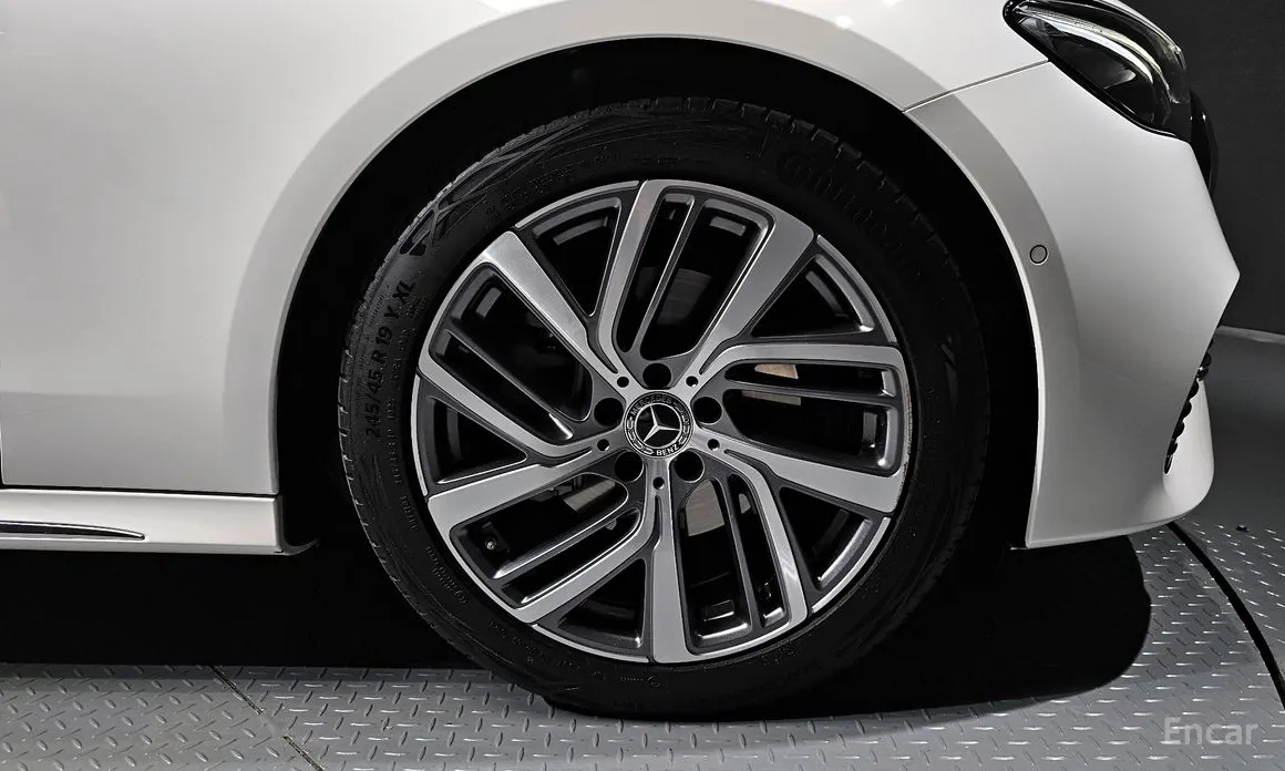 Фото 5 - Mercedes-Benz E-Class