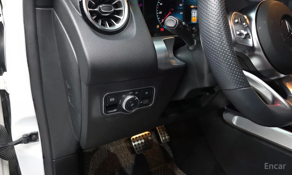 Фото 13 - Mercedes-Benz GLB-Class