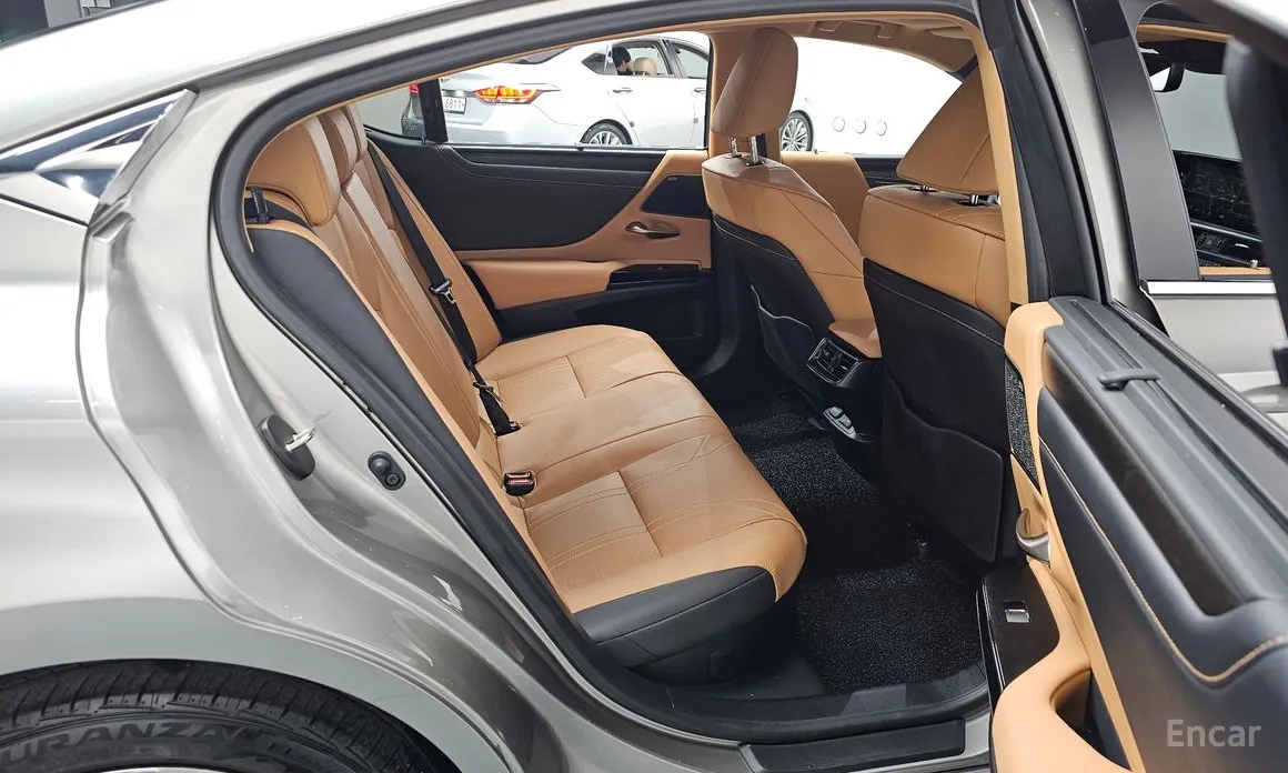 Фото 12 - Lexus ES