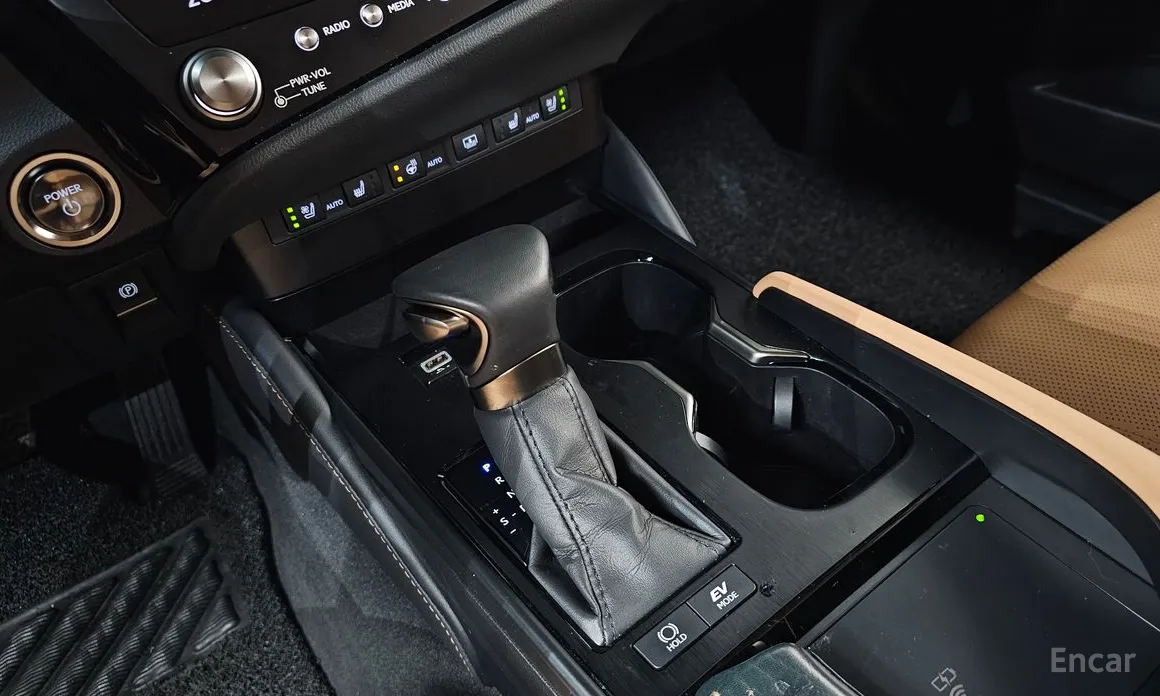 Фото 9 - Lexus ES