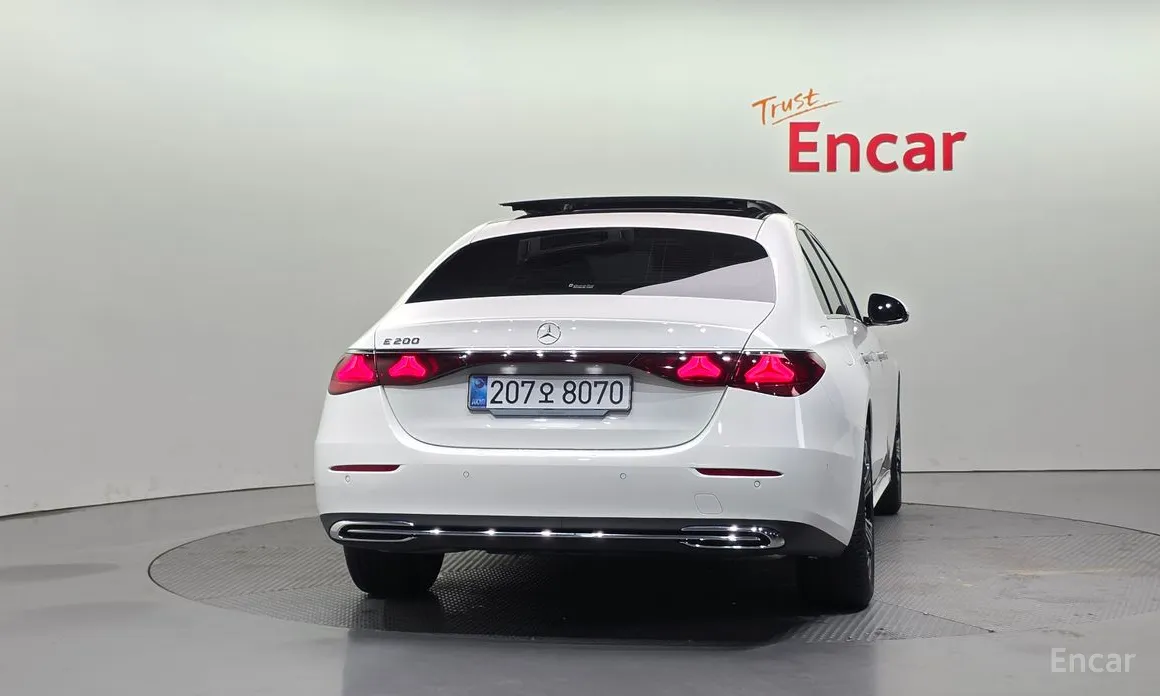 Фото 4 - Mercedes-Benz E-Class