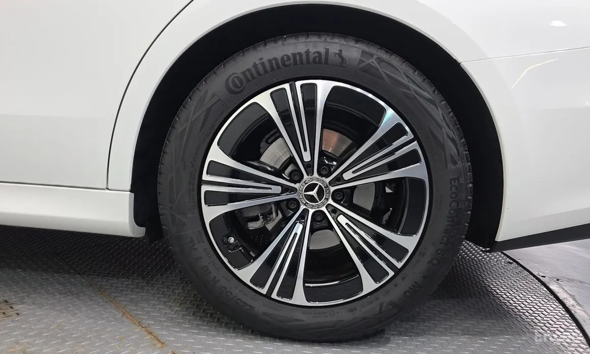 Фото 5 - Mercedes-Benz E-Class