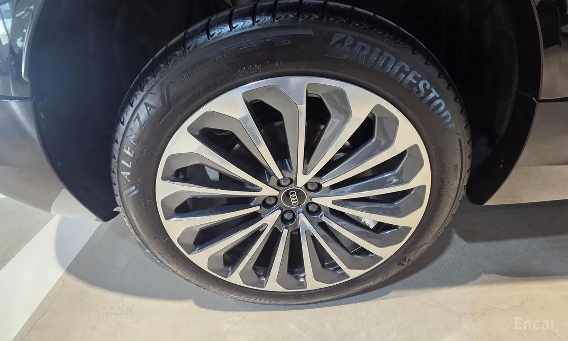 Фото 5 - Audi Q8 e-tron