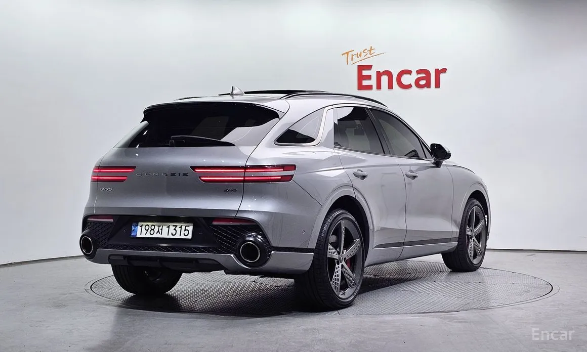 Photo 2 - Genesis GV70