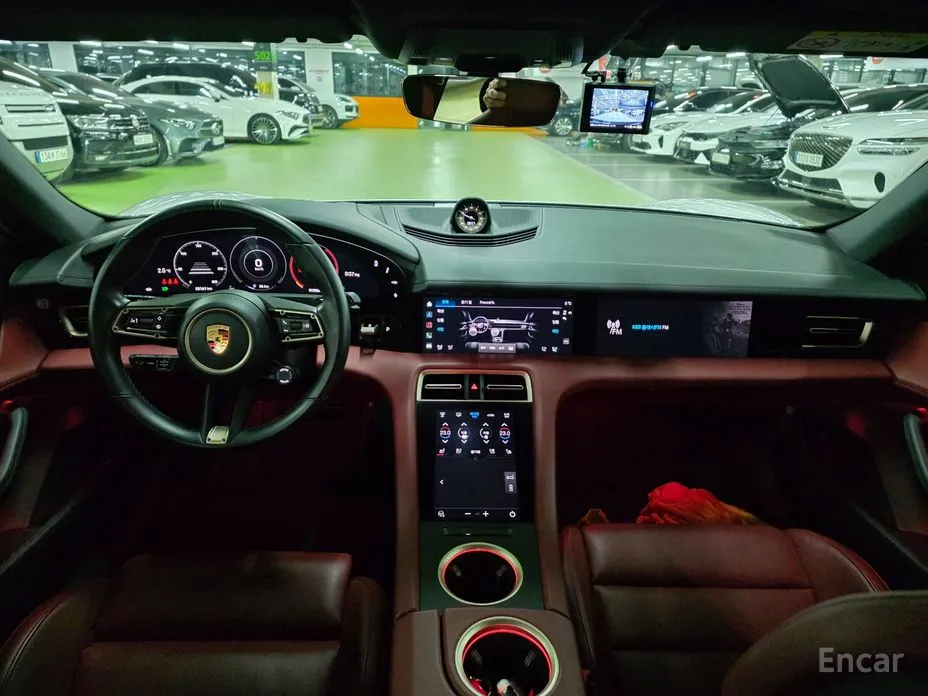 Фото 10 - Porsche Taycan