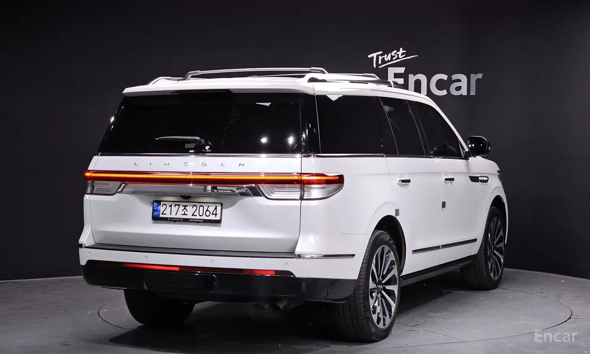 Фото 2 - Lincoln Navigator