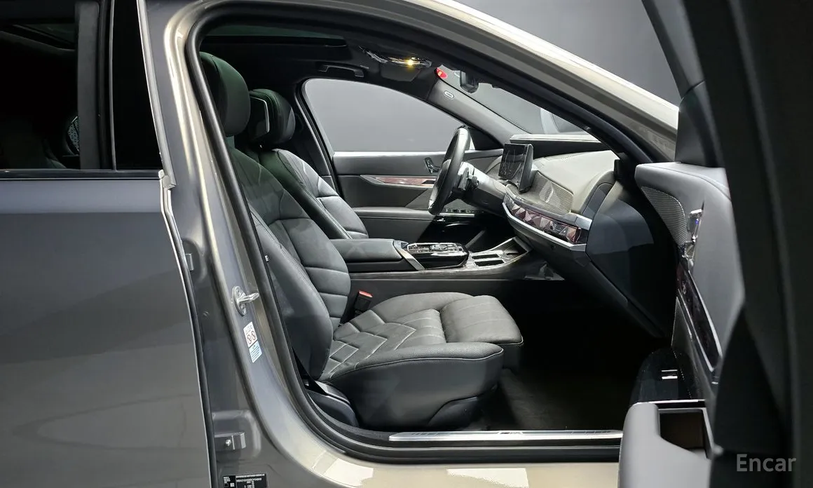 Фото 10 - BMW 7 Series