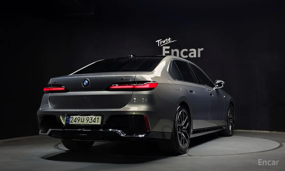 Фото 2 - BMW 7 Series