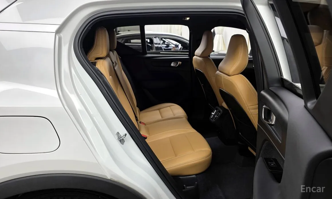 Фото 12 - Volvo XC40