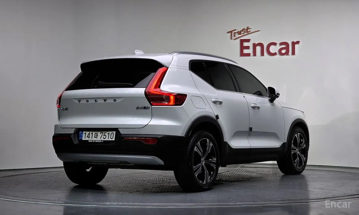 Фото 2 - Volvo XC40