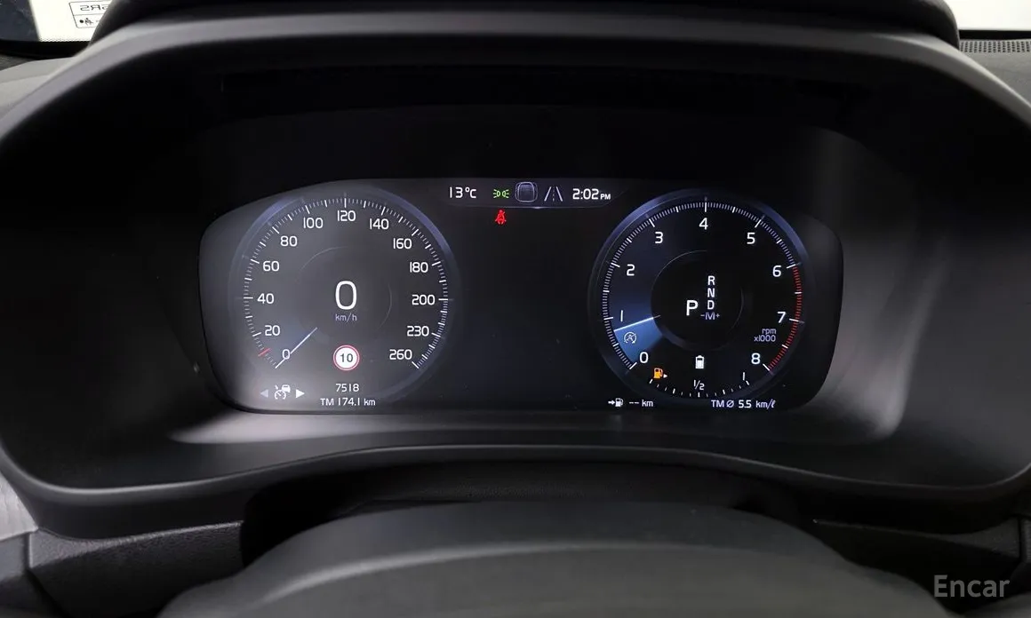 Фото 8 - Volvo XC40