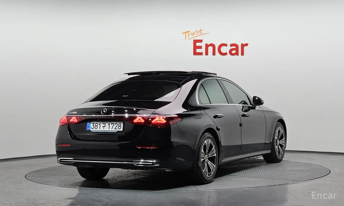 Фото 2 - Mercedes-Benz E-Class