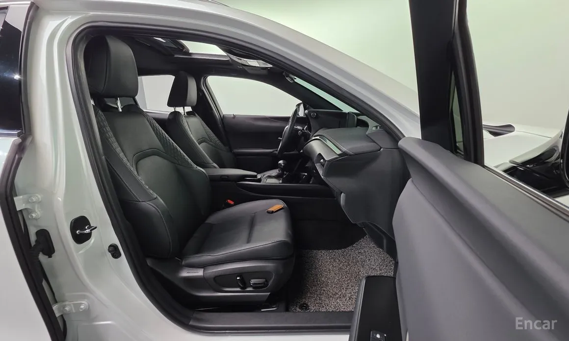 Фото 10 - Lexus UX