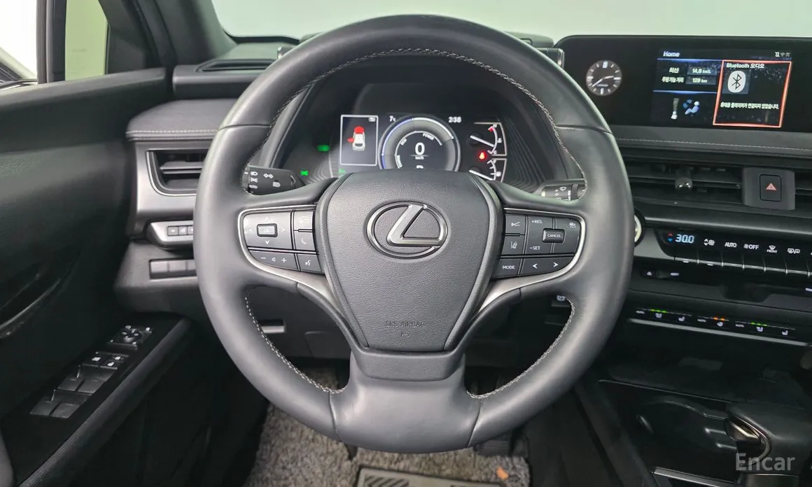 Фото 15 - Lexus UX