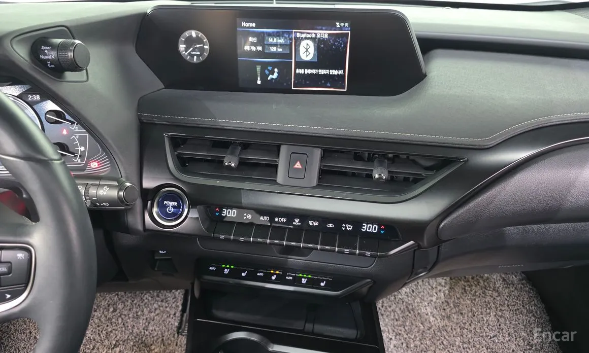 Фото 16 - Lexus UX