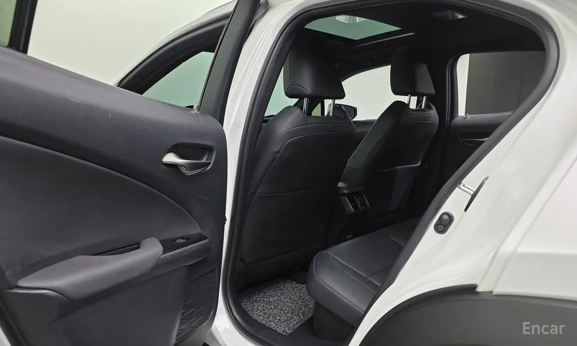 Фото 18 - Lexus UX