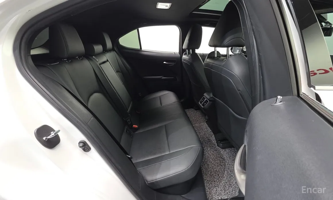 Фото 19 - Lexus UX