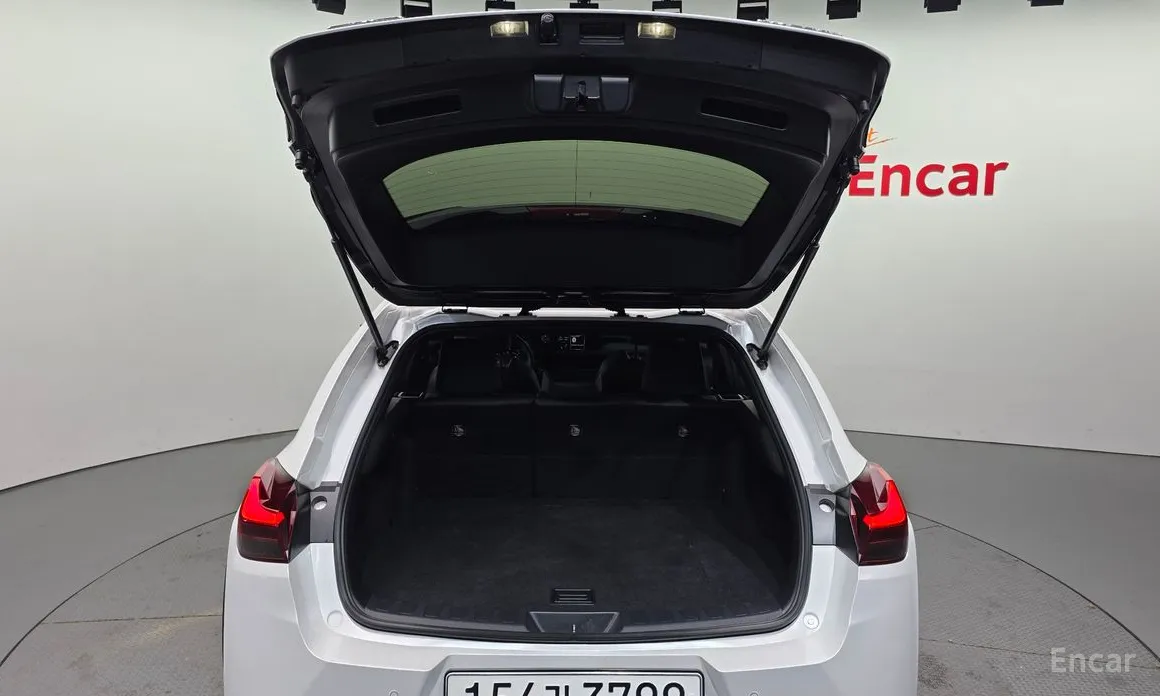 Фото 20 - Lexus UX