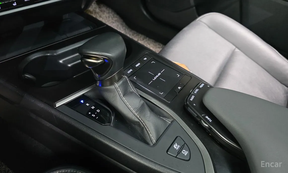 Фото 9 - Lexus UX