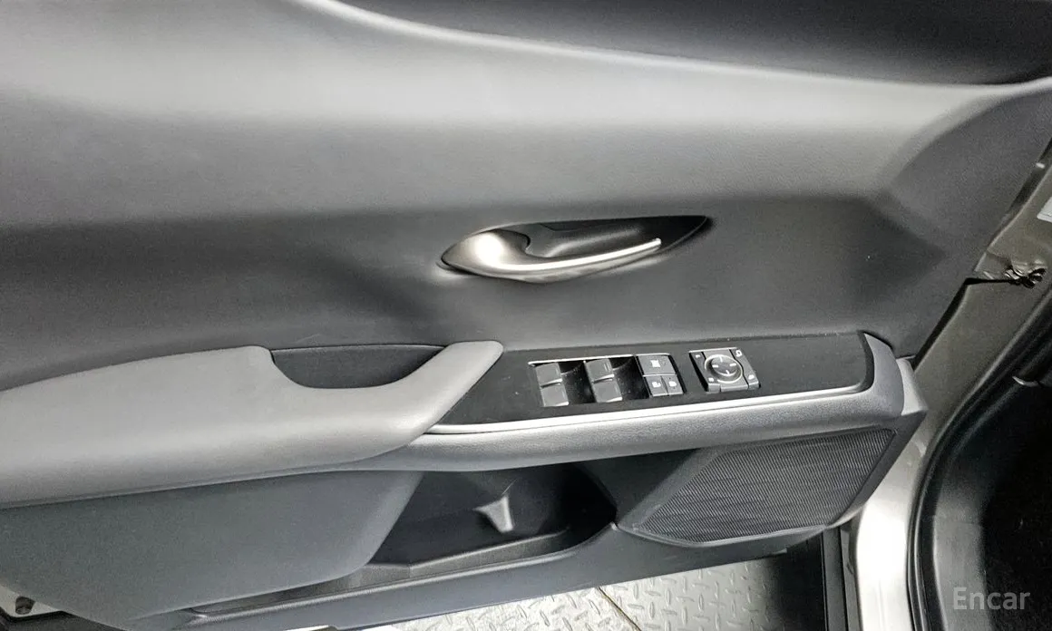 Фото 17 - Lexus UX