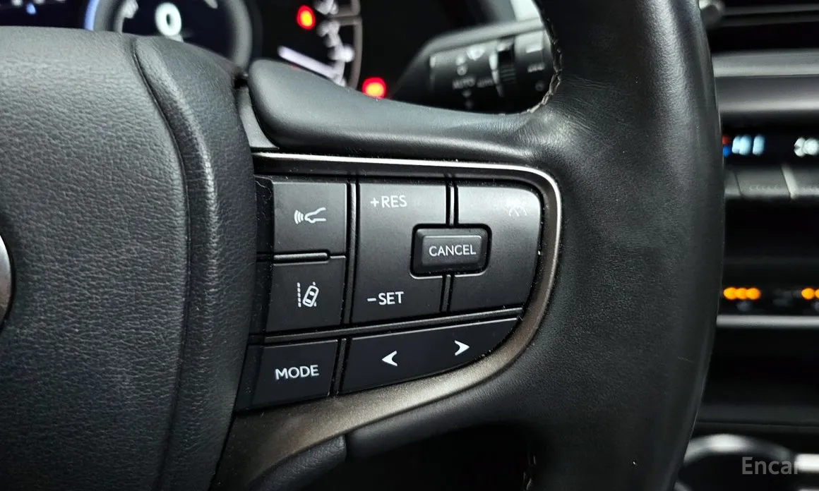 Фото 18 - Lexus UX